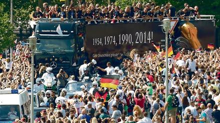 Kein Durchkommen. Hunderttausende bejubelten die Weltmeister auf ihrem Weg zum Brandenburger Tor. 