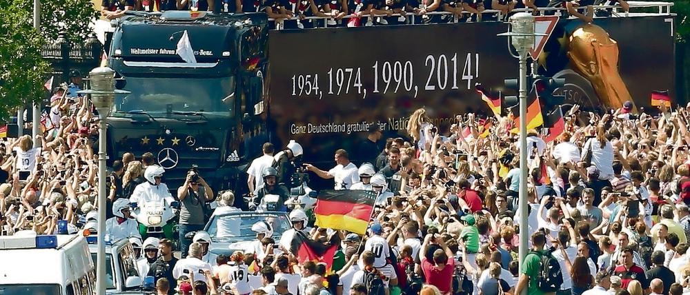 Kein Durchkommen. Hunderttausende bejubelten die Weltmeister auf ihrem Weg zum Brandenburger Tor.