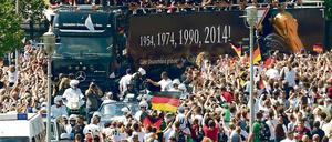 Kein Durchkommen. Hunderttausende bejubelten die Weltmeister auf ihrem Weg zum Brandenburger Tor. 