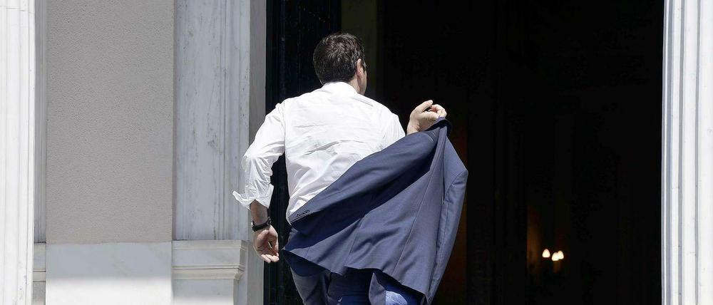 Nach den Verhandlungen zurück in Athen: Der griechische Premier Alexis Tsipras auf dem Weg in sein Büro.