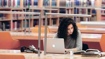 Forscherin in der Berliner Staatsbibliothek