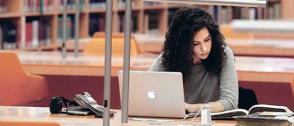 Forscherin in der Berliner Staatsbibliothek