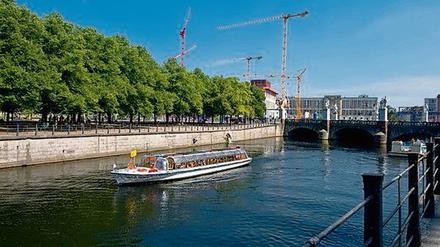 Ein Ausflugsschiff in Richtung Museumsinsel. Der Verein «Flussbad Berlin» will den Spreekanal bis zur Museumsinsel in ein natürliches Schwimmbad verwandeln. An diesem Sonntag findet schon mal ein Wettschwimmen statt.