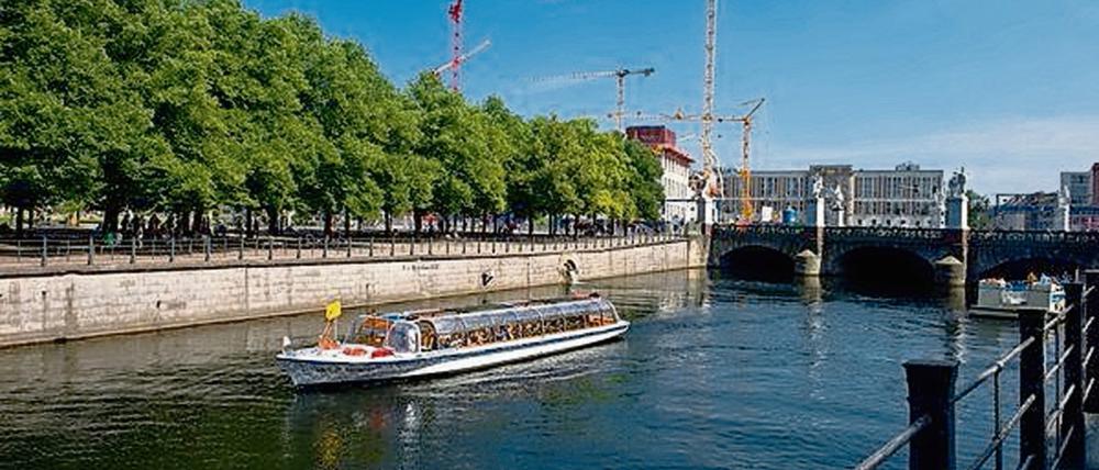Ein Ausflugsschiff in Richtung Museumsinsel. Der Verein «Flussbad Berlin» will den Spreekanal bis zur Museumsinsel in ein natürliches Schwimmbad verwandeln. An diesem Sonntag findet schon mal ein Wettschwimmen statt.