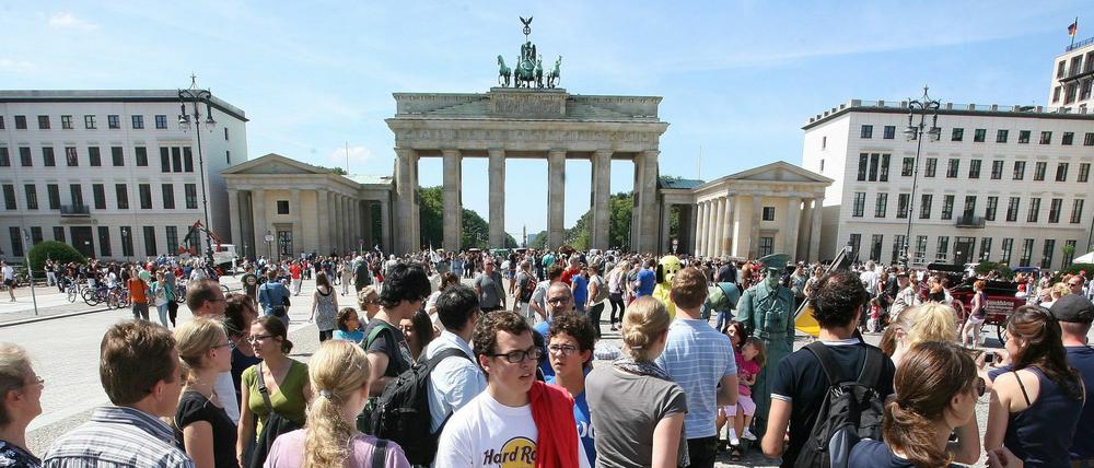 Trubel vor dem Brandenburger Tor. Im Sommer ist Hochzeit für Touristen in Berlin. 