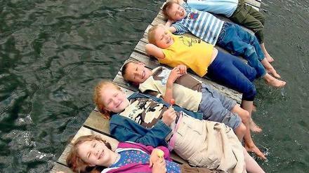 Die Gedanken schweifen lassen. Kinder und Jugendliche sollen sich in den Ferien entspannen. Dazu kann gehören, auch mal später ins Bett zu gehen. Dann sollte man morgens aber länger schlafen. 