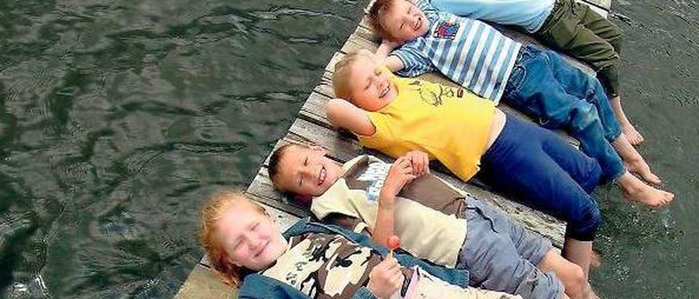 Die Gedanken schweifen lassen. Kinder und Jugendliche sollen sich in den Ferien entspannen. Dazu kann gehören, auch mal später ins Bett zu gehen. Dann sollte man morgens aber länger schlafen.