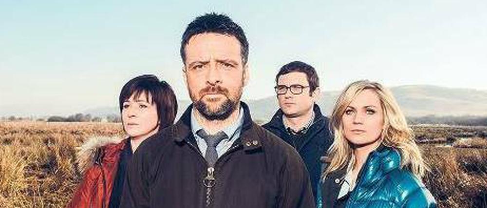 Tatort Wales: Chief Inspector Mathias (Richard Harrington, vorne) mit seinen Ermittlern Rhys (Mali Harries, v.l.n.r.), Ellis (Alex Harries) und Owens (Hannah Daniel).