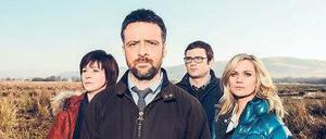 Tatort Wales: Chief Inspector Mathias (Richard Harrington, vorne) mit seinen Ermittlern Rhys (Mali Harries, v.l.n.r.), Ellis (Alex Harries) und Owens (Hannah Daniel). 