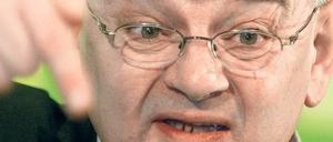 Gegen den Irakkrieg von 2003. Joschka Fischer spricht vor seiner Partei, den Grünen.