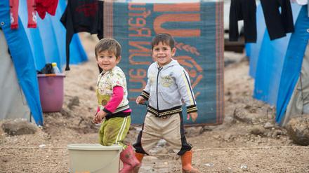 Die Hälfte aller Flüchtlinge ist noch keine 18 Jahre alt - wie diese beiden jesidischen Jungen in einem Flüchtlingscamp im Nordosten Syriens.