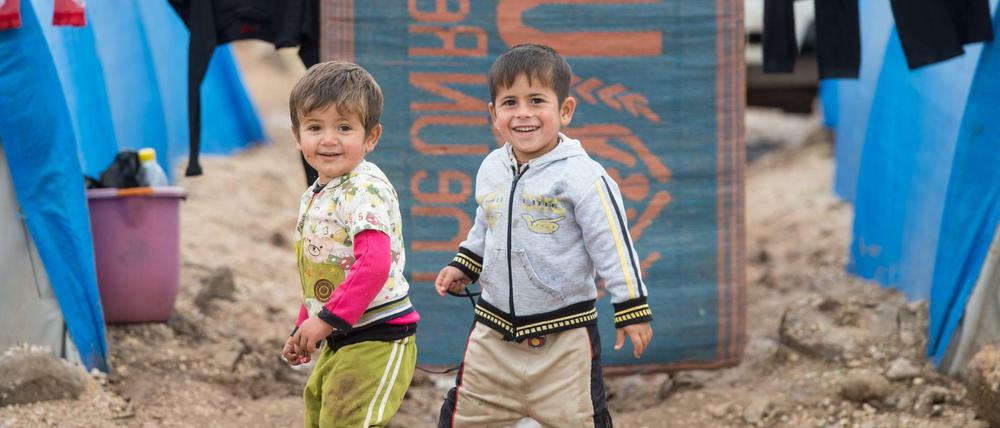 Die Hälfte aller Flüchtlinge ist noch keine 18 Jahre alt - wie diese beiden jesidischen Jungen in einem Flüchtlingscamp im Nordosten Syriens.