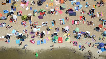 Voll heiß. Am Wannsee, hier am Strandbad, suchen viele Berliner Abkühlung.