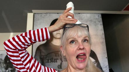 Die US-amerikanische Künstlerin Cynthia Albritton alias Cynthia Plaster Caster posiert am 14.07.2015 in ihrer Ausstellung "Penis Dimension" in Bad Doberan (Mecklenburg-Vorpommern) mit einem Gipsabdruck vom Penis von Rockstar Jimi Hendrix aus dem Jahr 1968.