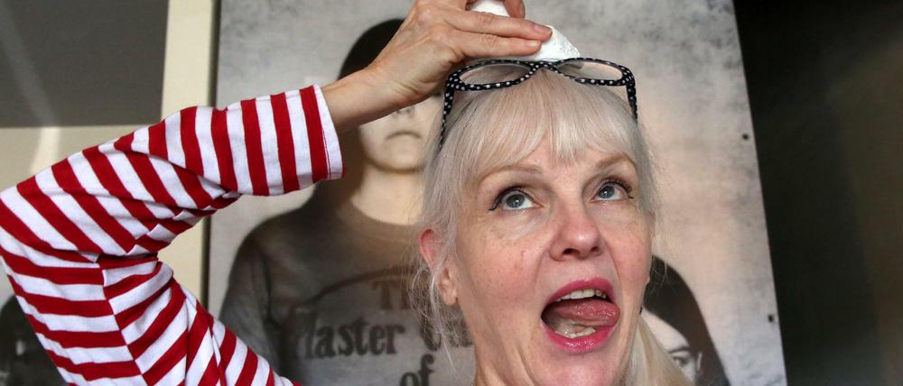 Die US-amerikanische Künstlerin Cynthia Albritton alias Cynthia Plaster Caster posiert am 14.07.2015 in ihrer Ausstellung "Penis Dimension" in Bad Doberan (Mecklenburg-Vorpommern) mit einem Gipsabdruck vom Penis von Rockstar Jimi Hendrix aus dem Jahr 1968.