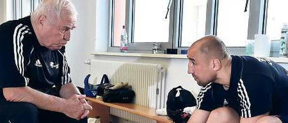 Zwei Box-Generationen. Trainer Ulli Wegner mit Boxer Artur Abraham im Trainingslager von Kienbaum.