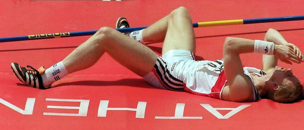 06.08.1997: Frank Busemann bei der Leichtahletik-WM in Athen nach einem Fehlversuch im Hochsprung.