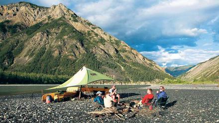 Rast im Flussbett. So entspannt wie hier geht es auf einer Kanu-Wandertour in den Fluten des Nahanni River wahrlich nicht immer zu. Die Wildnis der Northwest Territories in Kanadas Norden hat es in sich. 