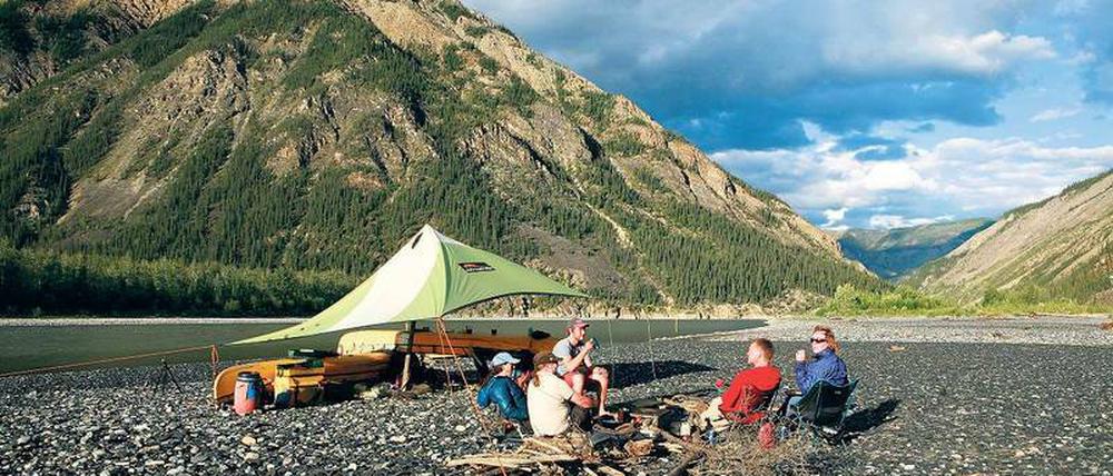 Rast im Flussbett. So entspannt wie hier geht es auf einer Kanu-Wandertour in den Fluten des Nahanni River wahrlich nicht immer zu. Die Wildnis der Northwest Territories in Kanadas Norden hat es in sich. 