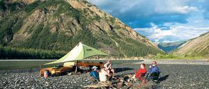 Rast im Flussbett. So entspannt wie hier geht es auf einer Kanu-Wandertour in den Fluten des Nahanni River wahrlich nicht immer zu. Die Wildnis der Northwest Territories in Kanadas Norden hat es in sich. 