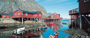 NBorwegisches Idyll: Modernisierte Fischerhütten für dTouristen auf den Lofoten. 