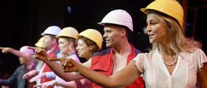 Behelmt und behämmert. Caroline Beil, Marco Billep und das Musicalensemble. 