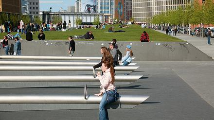 Im Tilla-Durieux-Park sind nicht nur die Wiesen zerstört. Wippen kann man hier schon lange nicht mehr. 