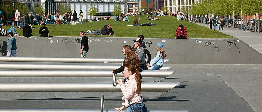 Im Tilla-Durieux-Park sind nicht nur die Wiesen zerstört. Wippen kann man hier schon lange nicht mehr. 