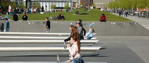 Im Tilla-Durieux-Park sind nicht nur die Wiesen zerstört. Wippen kann man hier schon lange nicht mehr.