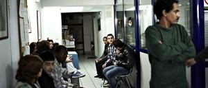 Menschen im Wartesaal.