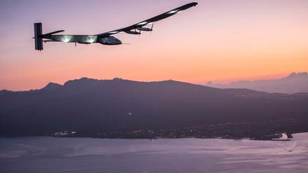 Der Sonnenflieger "Solar Impulse 2" bei seiner Landung am 3. Juli auf Hawaii. 