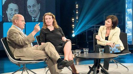 Familienbande. Linkspolitiker Gregor Gysi und seine Schwester, die Schauspielerin Gabriela Gysi (Mitte), erzählen von der gemeinsamen Kindheit. Moderatorin Sandra Maischberger lächelt sich eins.