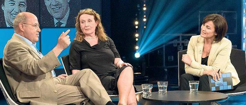 Familienbande. Linkspolitiker Gregor Gysi und seine Schwester, die Schauspielerin Gabriela Gysi (Mitte), erzählen von der gemeinsamen Kindheit. Moderatorin Sandra Maischberger lächelt sich eins.