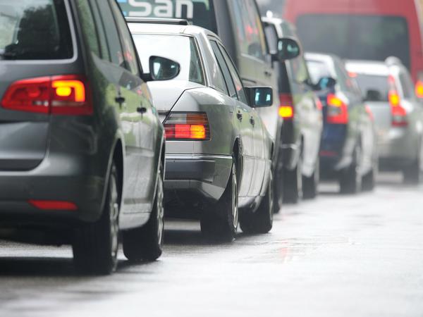 Chaos auf der A100: Eine Baustelle und ein Unfall legen den Stadtring lahm.