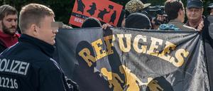 Ein Polizist soll bei der Demonstration am Freitagabend gegenüber einer Flüchtlingsaktivistin aggressiv geworden sein – behaupten Politiker der Linkspartei. 