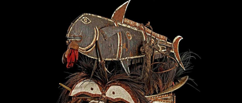 Maske in Fisch- und Menschenkopfform, die vor 1888 in Australien entstanden ist. 
