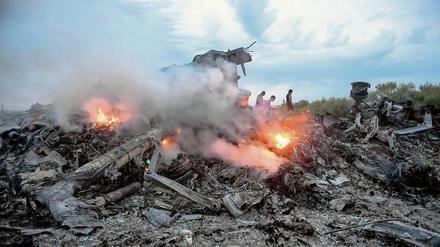 Überreste der Boeing 777. Ermittler konnten lange nicht an die Wrackteile, weil der Absturzort an der Frontlinie lag.