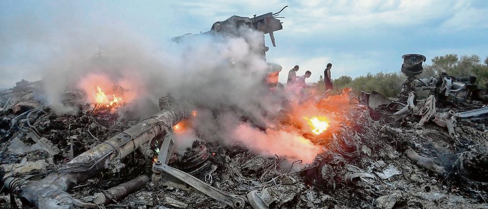 Überreste der Boeing 777. Ermittler konnten lange nicht an die Wrackteile, weil der Absturzort an der Frontlinie lag.