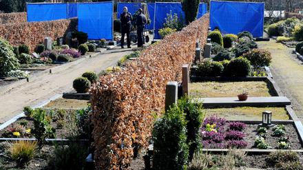 Planen schirmen am 12.03.2015 eines der beiden von der Exhumierung betroffenen Gräber auf dem Friedhof in Ganderkesee (Niedersachsen) gegen Einblicke ab. Der wegen Mordes verurteilte Ex-Pfleger Niels H. könnte noch mindestens noch zehn weitere Menschen getötet haben. Das haben Exhumierungen auf Friedhöfen in Ganderkesee und Delmenhorst ergeben.
