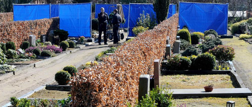Planen schirmen am 12.03.2015 eines der beiden von der Exhumierung betroffenen Gräber auf dem Friedhof in Ganderkesee (Niedersachsen) gegen Einblicke ab. Der wegen Mordes verurteilte Ex-Pfleger Niels H. könnte noch mindestens noch zehn weitere Menschen getötet haben. Das haben Exhumierungen auf Friedhöfen in Ganderkesee und Delmenhorst ergeben.