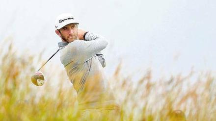 Der Mann mag die Dünen. In St. Andrews legte Dustin Johnson mit einer 65er Runde gut los und übernahm zunächst sogar die Führung. Die sportlichen Qualitäten des US-Amerikaners sind unbestritten, er erwies sich in seiner Karriere allerdings als nicht besonders nervenstark. 