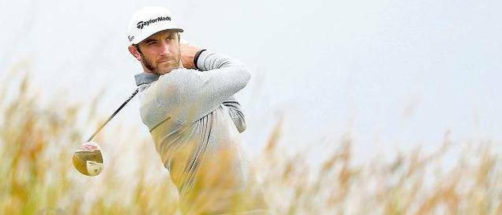 Der Mann mag die Dünen. In St. Andrews legte Dustin Johnson mit einer 65er Runde gut los und übernahm zunächst sogar die Führung. Die sportlichen Qualitäten des US-Amerikaners sind unbestritten, er erwies sich in seiner Karriere allerdings als nicht besonders nervenstark.