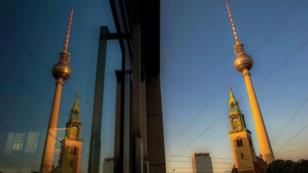 Wahrzeichen der alten Mitte, wenn auch aus ganz unterschiedlichen Eprochen: Die Marienkirche und der Fernsehturm, links der Hotelturm am Alexanderplatz.