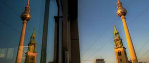 Wahrzeichen der alten Mitte, wenn auch aus ganz unterschiedlichen Eprochen: Die Marienkirche und der Fernsehturm, links der Hotelturm am Alexanderplatz.