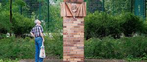 Ein Denkmal erinnert an den kommunistischen Widerstand in der Griechischen Allee in Berlin-Oberschöneweide. Die hieß früher Rathausstraße - auch ohne Rathaus.