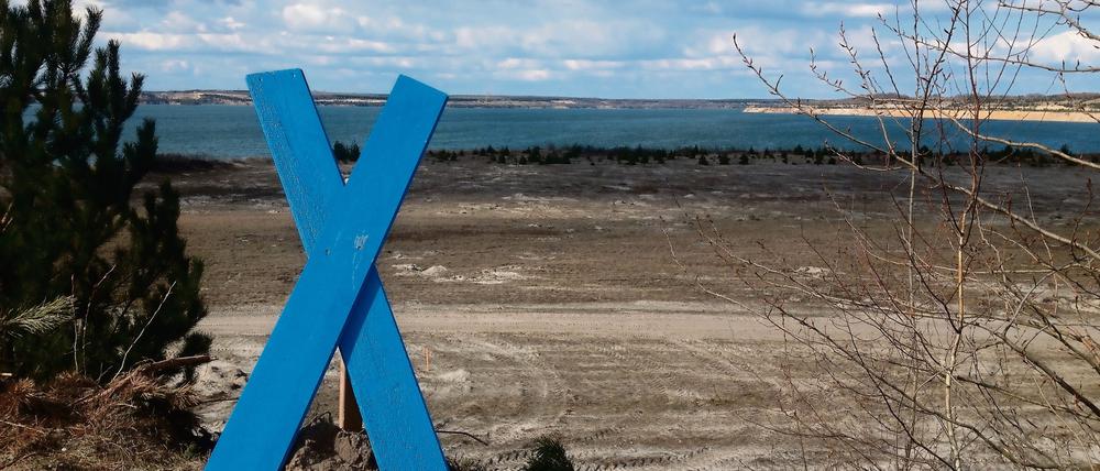 Ich bin dagegen! Wer das blaue Kreuz auf seinem Grundstück hat, will nicht, dass 200 000 Kubikmeter Eisenhydroxid-Schlamm über Rohre auf den Grund des Altdöberner Sees eingespült werden.