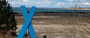 Ich bin dagegen! Wer das blaue Kreuz auf seinem Grundstück hat, will nicht, dass 200 000 Kubikmeter Eisenhydroxid-Schlamm über Rohre auf den Grund des Altdöberner Sees eingespült werden.