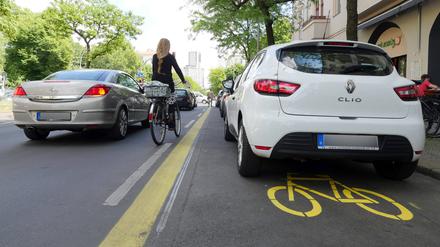 1,50 Meter Abstand beim Überholen: Dieser Autofahrer hält sich nicht an die gesetzliche Vorschrift. Kontrolliert wird das nicht.