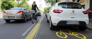 1,50 Meter Abstand beim Überholen: Dieser Autofahrer hält sich nicht an die gesetzliche Vorschrift. Kontrolliert wird das nicht.