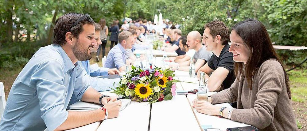 Gutes Wetter, gute Stimmung, gute Ideen: Beim Pitch-nick, dem Speed-Dating mit Konzernvertretern können Partnerschaften entstehen.